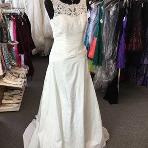 David's Bridal Ivory Lace Wedding Gown